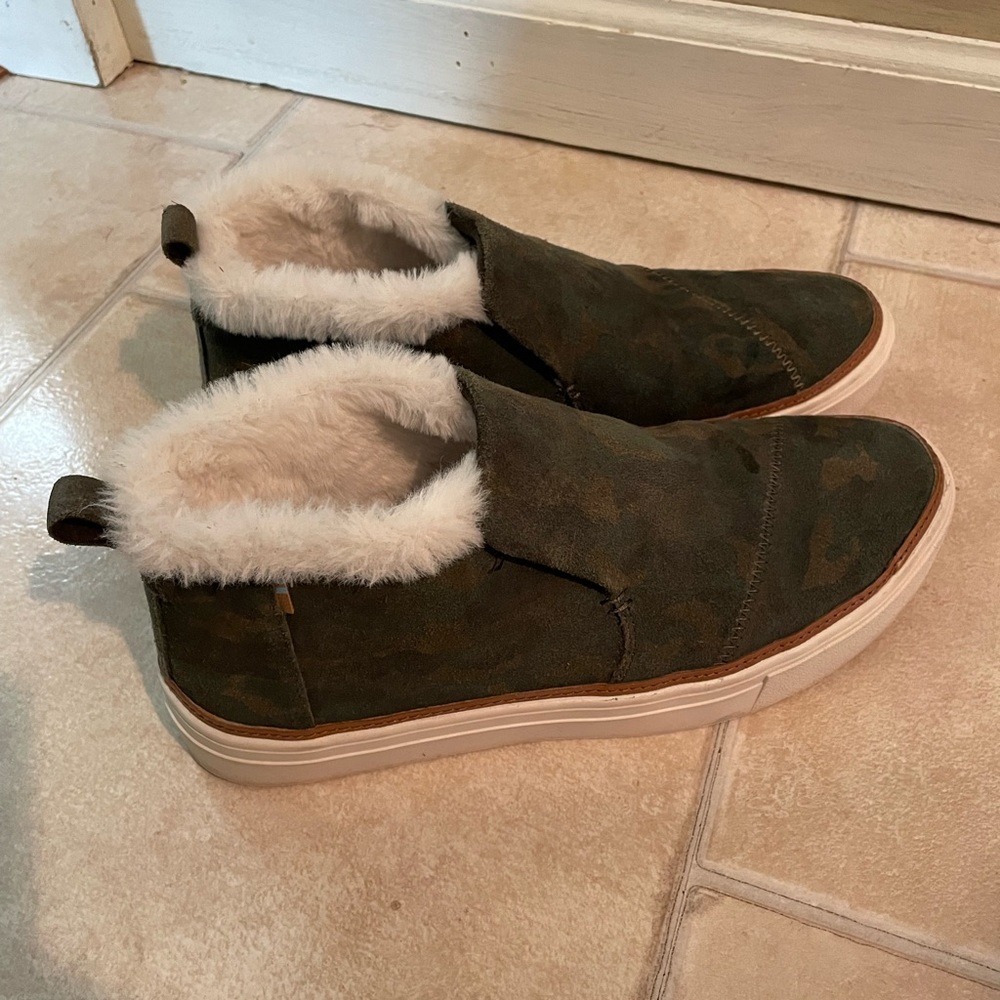 9.5 Toms Camouflage slip ons.